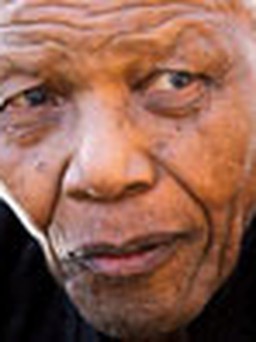 Dân Nam Phi cầu an cho ông Nelson Mandela