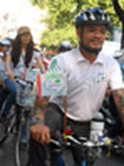 Trần Lập và thí sinh "The Voice" hào hứng đạp xe trao cây xanh