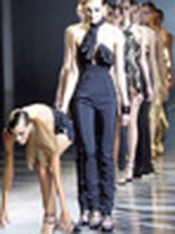 Siêu mẫu “ngã như bổ củi” trên sàn catwalk Paris