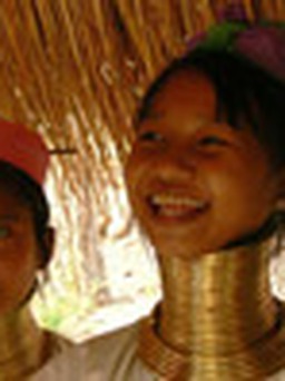 Trong ngôi làng của những cô gái cổ dài