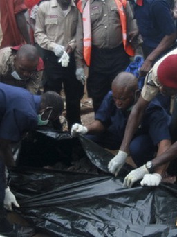 Kinh hoàng vụ rơi máy bay tại Nigeria