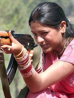Phụ nữ Ấn Độ đổ xô mua súng