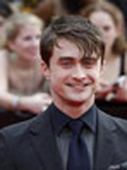 Daniel Radcliffe "thân mật" với Erin Darke