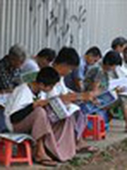 Báo giấy 'sống khỏe' ở Yangon