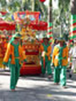 Gần 10.000 lượt khách đến lễ hội vía năm Bà Thánh Mẫu