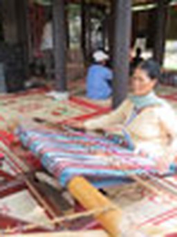 Nghệ nhân dệt vải bên bờ sông Hương