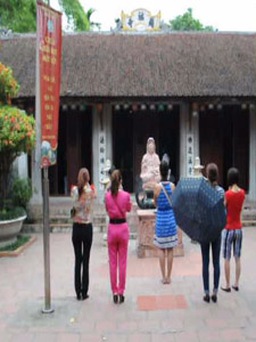 Video clip: Cận cảnh chùa Một Cột xuống cấp trầm trọng