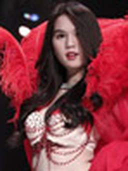 Diễn trang phục sexy, “Đêm hội chân dài 7” bị “sờ gáy”