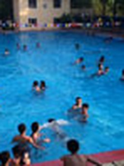 Nắng nóng đầu hè, các bể bơi tăng giá