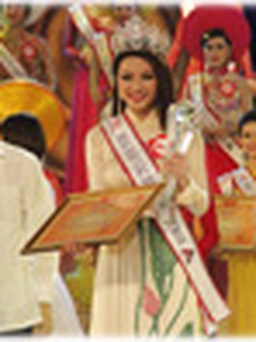 Nguyễn Thị Ngọc Anh đoạt vương miện Hoa hậu các dân tộc