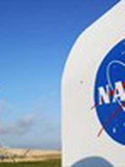 NASA đình chỉ quan hệ với Nga