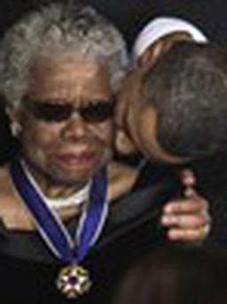 Nữ thi sĩ da màu hàng đầu nước Mỹ Maya Angelou qua đời