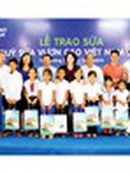 Quỹ sữa 'Vươn cao Việt Nam' đến với trẻ em Quảng Trị