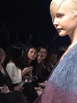 Xôn xao người mẫu ngực trần tại Vancouver Fashion Week