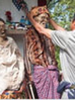 Kỳ dị lễ hội quật mồ, tắm xác ở Indonesia