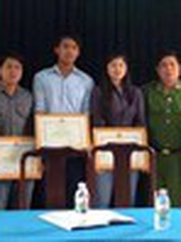 'Bóng hồng' mê bắt cướp