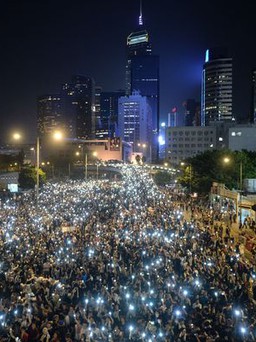 Hồng Kông ôn hòa đàn hát, kiên quyết biểu tình