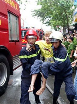 Giải cứu người nước ngoài khỏi đám cháy giữa Sài Gòn