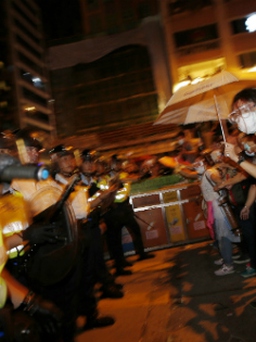 Hồng Kông điều động 7.000 cảnh sát dẹp biểu tình