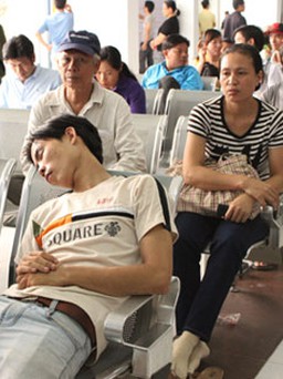 Ga Sài Gòn bán vé trực tiếp: Đợi chờ vật vã, kết quả ‘hết vé’