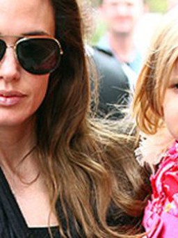 Con gái 4 tuổi của Jolie và Pitt nối nghiệp bố mẹ