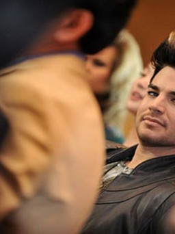 Fan "tan chảy" với ánh mắt hút hồn của Adam Lambert