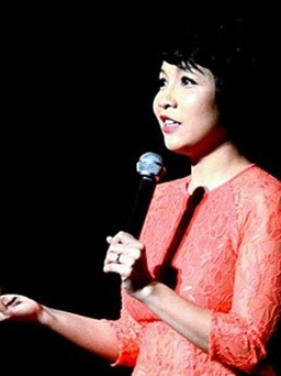 Mỹ Linh qua Singapore làm giám khảo