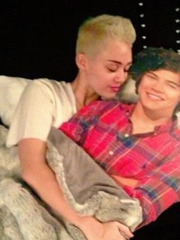 Miley Cyrus “lên giường” với Harry Styles