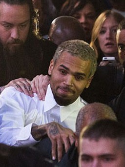 Chris Brown tự nguyện vào trại cải tạo