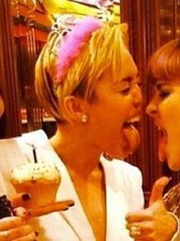 Miley Cyrus thuê vũ công ngực 'khủng' nhảy thác loạn trong sinh nhật
