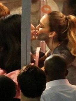 Lũ lượt xếp hàng chờ hôn Jessica Alba