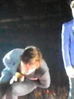 Harry Styles bị fan cuồng ném giày trên sân khấu