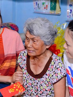 Mai Giang "đội nắng" đến từng hộ dân nghèo để trao quà từ thiện
