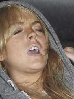 Lindsay Lohan tranh thủ "đập phá" trước giờ đi phục hồi nhân phẩm