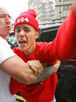 Justin Bieber nổi đóa khi bị báo chí "tống" vào... trại cai nghiện