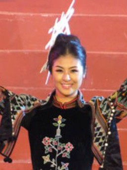 Hoa hậu Ngọc Hân gây ấn tượng mạnh trên đất cố đô