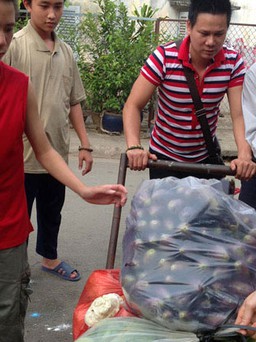 "Ca sĩ từ thiện" Đức Minh tiếp tục tặng người nghèo 4 tấn rau củ