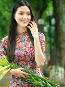 Hoa hậu Thùy Dung đằm thắm với áo dài giữa phố Hà Nội