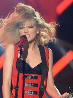 Taylor Swift “cháy” hết mình trên sân khấu dù không có giải CMT Music