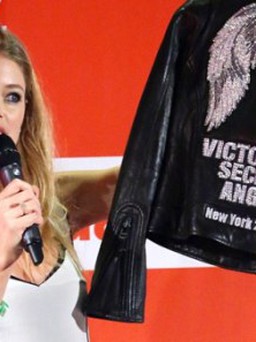Thiên thần nội y Victoria's Secret bán áo 3 tỉ làm từ thiện