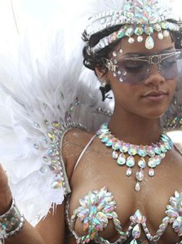 Rihanna diện biniki táo bạo ‘thác loạn’ ở quê nhà