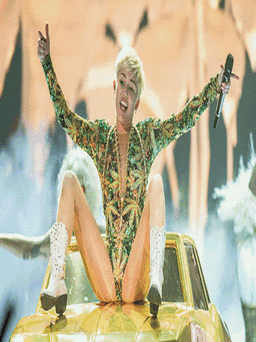 Miley nổi loạn quá hớp trong tour Bangerz