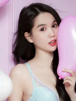 Ngọc Trinh và Minh Triệu đồng loạt diện nội y mừng Valentine