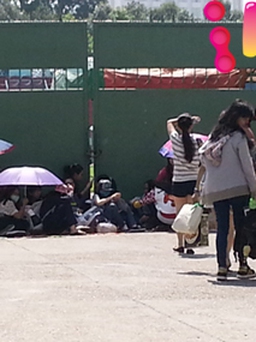 Fan Kpop trải bạt ngồi đội nắng giữa trưa chực chờ thần tượng