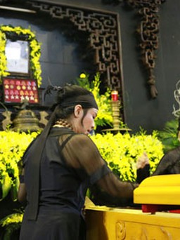 Diva Thanh Lam xúc động trong lễ tang cha