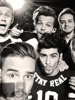 One Direction 'ngó lơ' fan, mải mê chụp ảnh ăn theo Oscar 2014