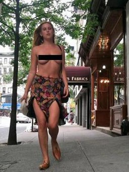 Ái nữ nhà Bruce Willis ngực trần xuống phố phản ứng lệnh 'cấm khỏa thân'
