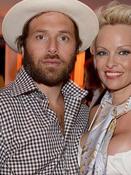 Vừa tái hôn, ‘quả bom sex’ Pamela Anderson lại ly dị