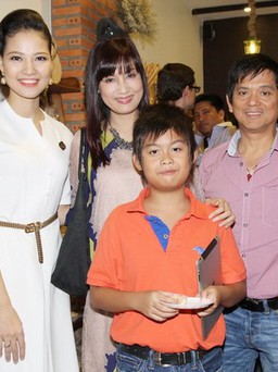 Gia đình diễn viên Hiền Mai mừng khai trương tiệm bánh của Trần Thị Quỳnh