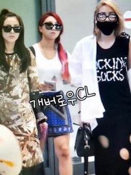 Fan xúc động hình ảnh 2NE1 về đến Hàn Quốc vẫn ôm nón lá Việt Nam